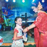 ភួង ស្រីណែត ពាក់កកម្រងផ្កាឲ្យនាងមីុ ហៀង